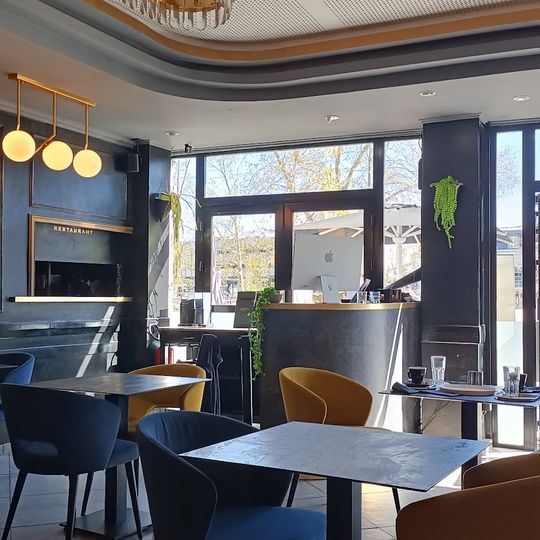 Manel Restaurant Lounge