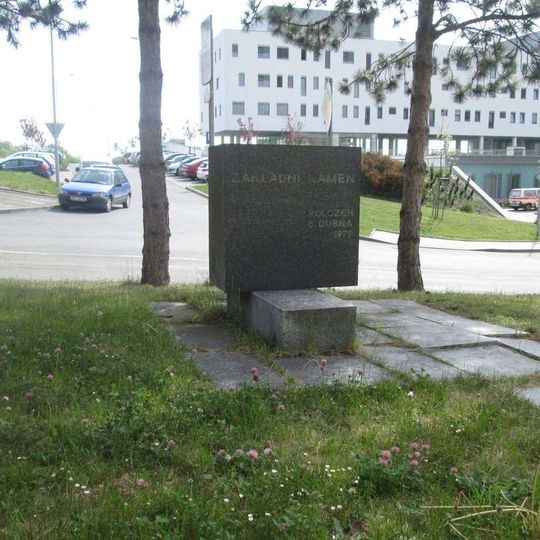 Památník v areálu nemocnice Lochotín u hlavní brány