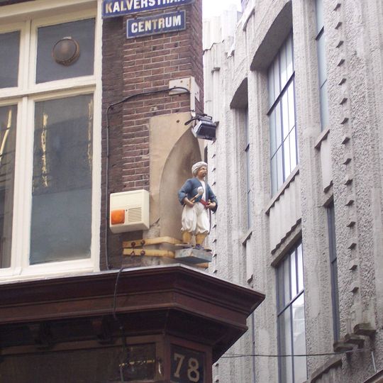 Hoekhuis onder schilddak, met omlopende triglyfenlijst