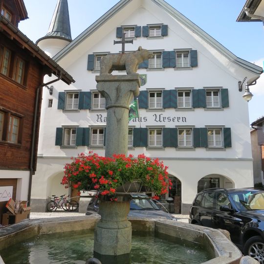 Rathaus mit Dorfbrunnen
