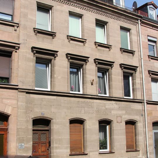 Mietshaus, ehemals mit Gaststätte „Zur Kapelle“