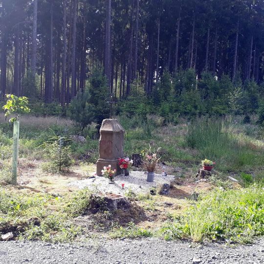 Kříž severně od Kočičího vrchu u rozcestí
