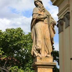 Socha svatého Antonína Poustevníka na ohradní zdi kostela v Lysé nad Labem