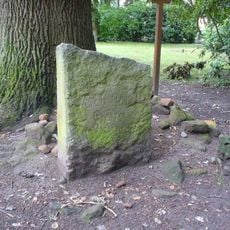 Pamětní kámen Schillerova dubu v parku pod Stoličnou horou v Děčíně