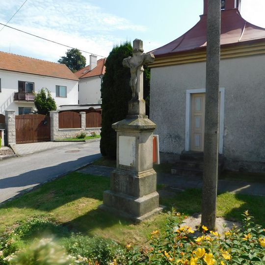 Kříž u kaple v Pustině