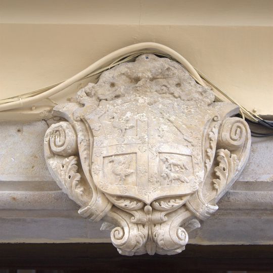 Escudo en el edificio de la Calle San Roque 8 de Alcira