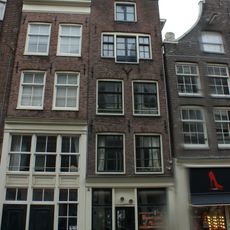 Pand met ingezwenkte halsgevel