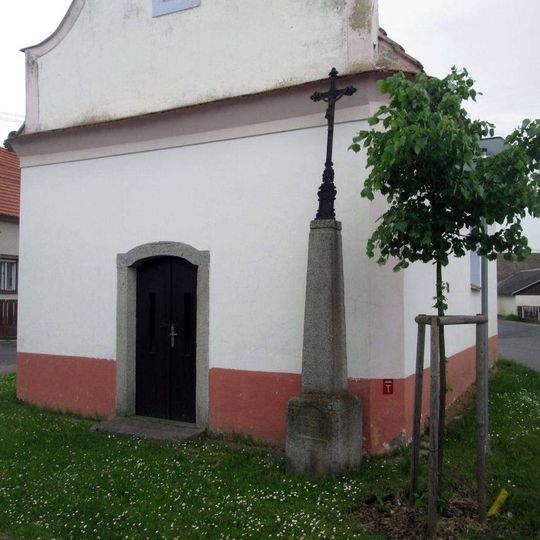 Kříž u kaple v Mladém Smolivci