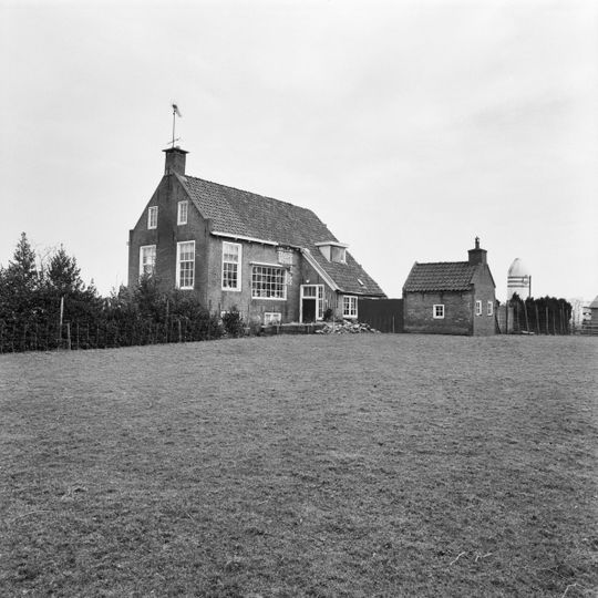 Grote geïsoleerd liggende boerderij