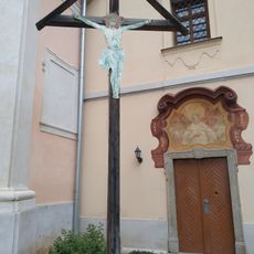 Kříž před kostelem