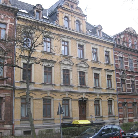 Mietshaus in geschlossener Bebauung mit Vorgarten Klarastraße 13