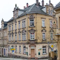 Mietshaus (ehemals mit Gaststätte), Gartenpavillon (Ecklage Lange Straße), ehemaliges Waschhaus, altes Wohnhaus (Brühl) und Einfriedung Brühl 1