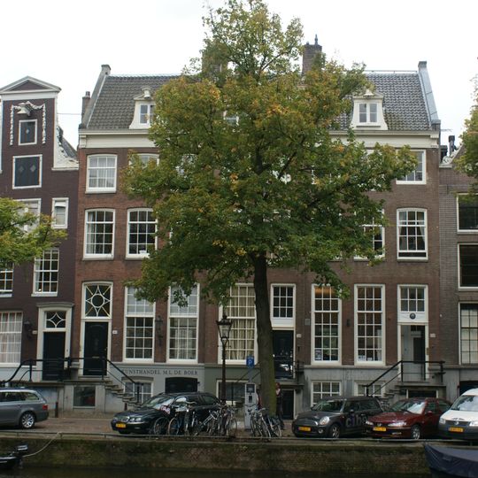 Pand met gevel onder rechte lijst met gemetselde dakkapel