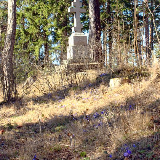 Крест у могилы