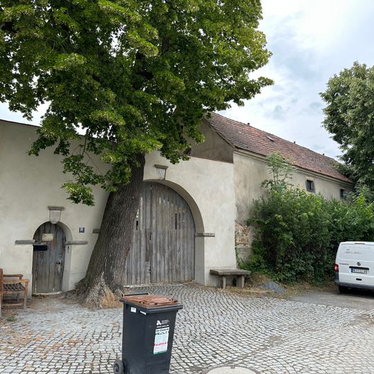 Wohnhaus und Seitengebäude eines Vierseithofes Unterdorf 11