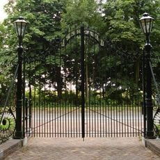 De Tempel: twee toegangshekken