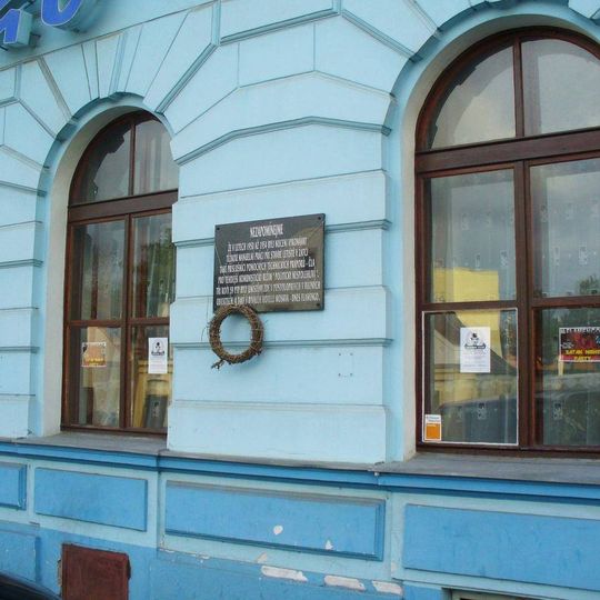 Pamětní deska Pomocných technických praporů na domě 96 v Postoloprtech