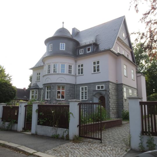 Villa mit Garten, Einfriedung und Remise Mendelejewstraße 2