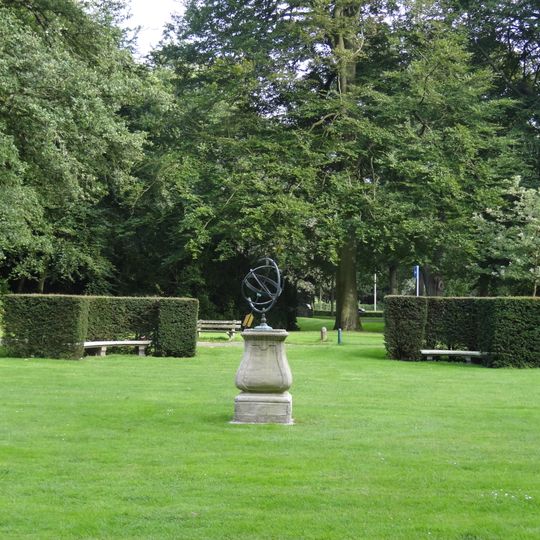 Hartekamp, drie halfronde stenen tuinbanken