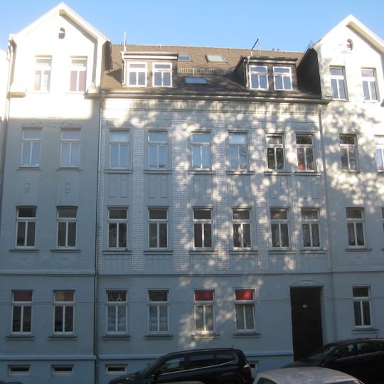 Mietshaus in geschlossener Bebauung Kantstraße 75