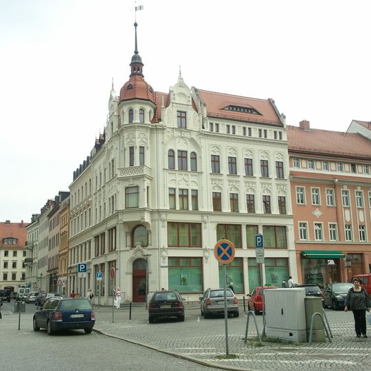 Wohn- und Geschäftshaus in geschlossener Bebauung, Eckhaus Obermarkt 1, 2