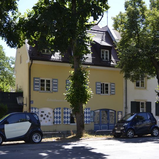 Zweigeschossiges Wohnhaus