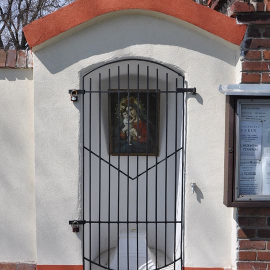 Kaplička ve zdi hřbitova