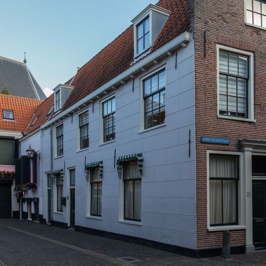 Pand met klokgevel, verder gepleisterde lijstgevel