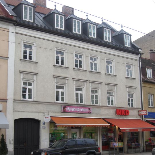 Dreigeschossiges Wohnhaus