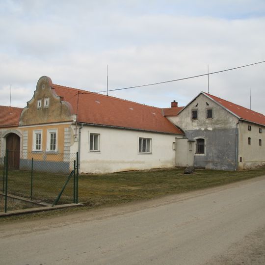 House no. 4, Menhartice