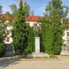 Pomník padlým v Lanžhotě před školou