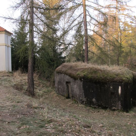 Kaplička a vojenský bunkr nad Ležkami