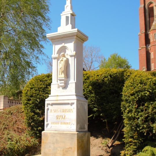 Kříž v Sudicích před kostelem svatého Jana Křtitele