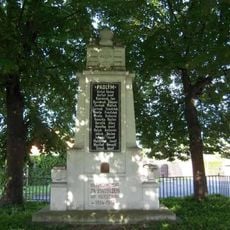 Pomník padlým v Podolance na prostranství poblíž obecního úřadu