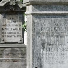 Cmentarz rzym.-kat i prawosławny, ze 130 nagrobkami i grobowcami, ob. cmentarna, z dwoma rzeźbami żałobnic przy wejściu