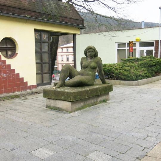 Socha ženy na terase u pošty v Bynově
