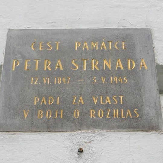 Pamětní deska Petra Strnada v Korunní ulici v Praze