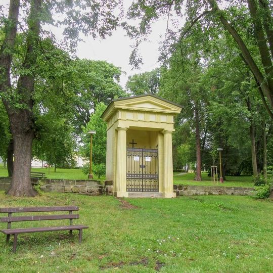Kaplička v České Lípě v parku u kostela Povýšení svatého Kříže