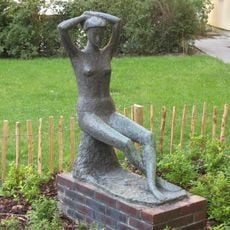 Sitzendes Mädchen by Rudolf Schwaiger