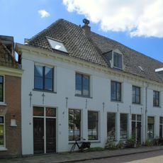 Pand met gepleisterde gevel met rechte kroonlijst