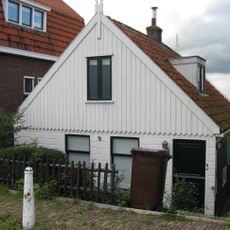 Houten huis. Uitwendig aspect, met puntvormig voorschot, 19e-eeuws