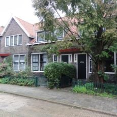 Woonblok aan de oostzijde van het Mussenplein, bestaande uit een rijtje van acht woningen