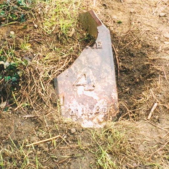 Milepost, Aylesbury Road; Roundhill Farm, W of Dadbrook Mill