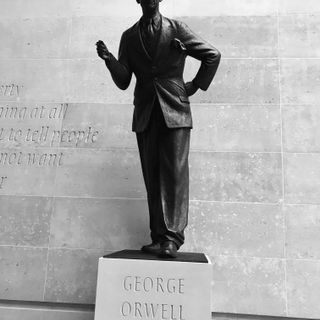 Statue of George Orwell