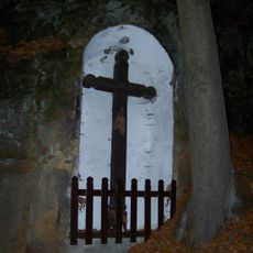 Pamětní kříž ve skalním výklenku u křižovatky silnic v Dolní Housce