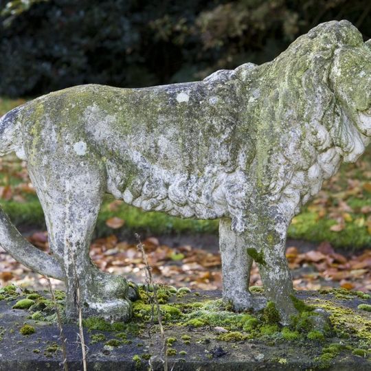 Boschwijk: Twee natuurstenen leeuwen
