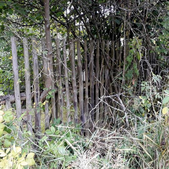 Kříž ve Skelné Huti v zahradě