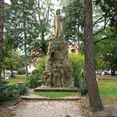 Pomník Jana Husa v parku na náměstí Komenského v Kostelci nad Labem