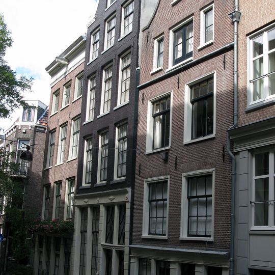 Pand met gevel onder klokvormige top met rollagen