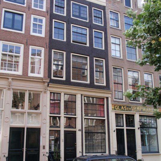 Pand met gevel onder rechte lijst geblokte pui